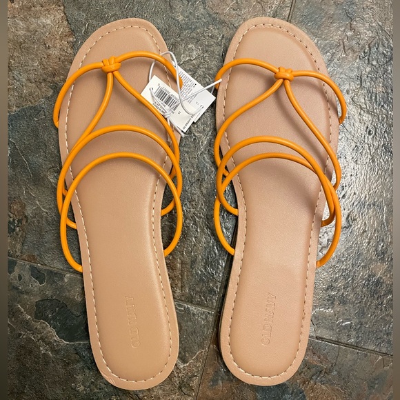Old Navy Shoes - !NWT! Old Navy women’s faux leather sandals size 11